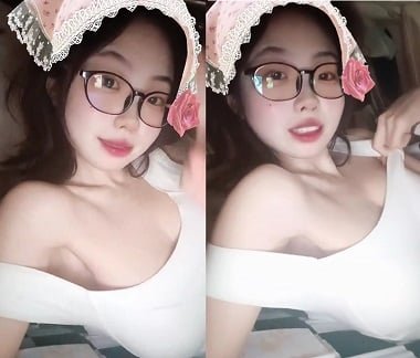 Em gái xinh đẹp kêu gọi nhẹ nhàng trong lúc 